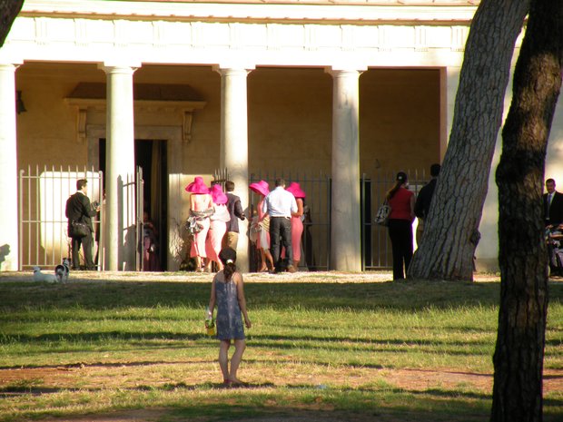  femmes à chapeau rose, mariage, Villa Borghèse